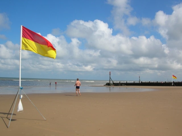 You are currently viewing Swim between the red and yellow beach flags